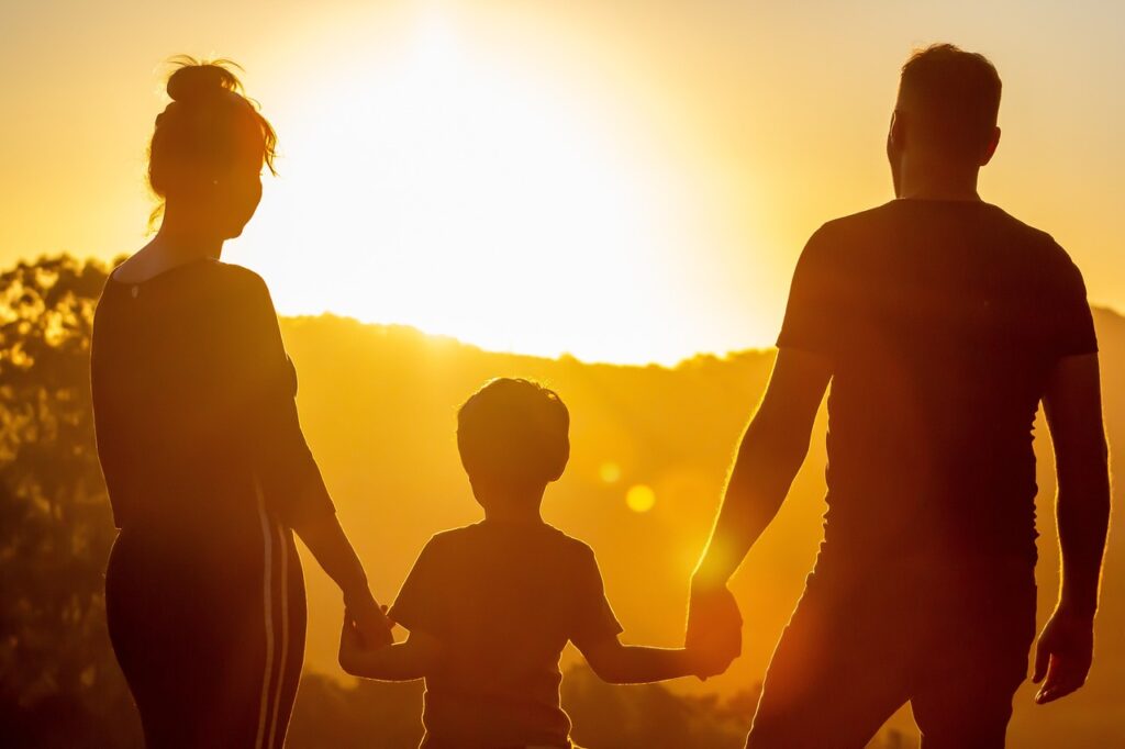 Familie wandert mit Kindern durch die blühende Lüneburger Heide